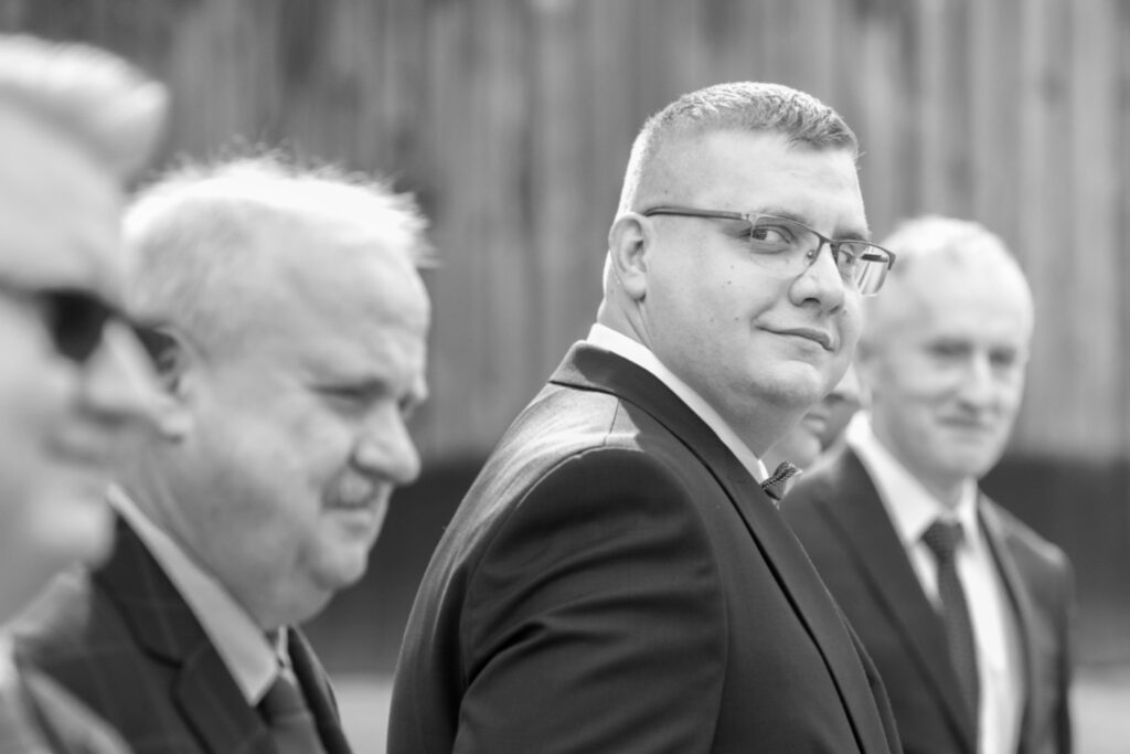 pan młody w plenerze