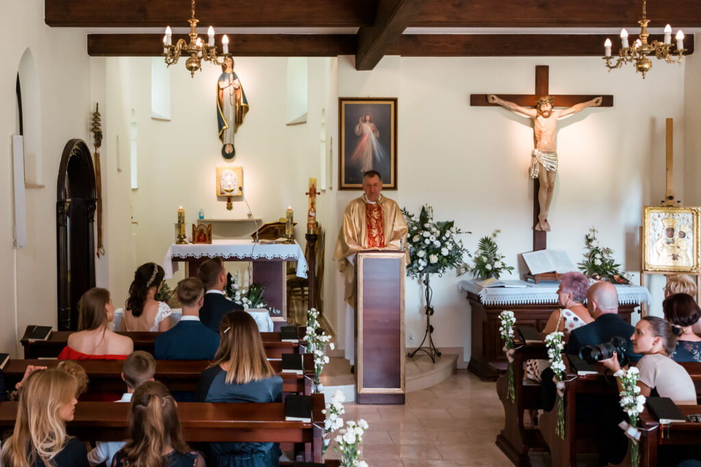 Nowożeńcy w kościele
