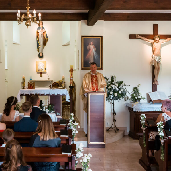 Nowożeńcy w kościele