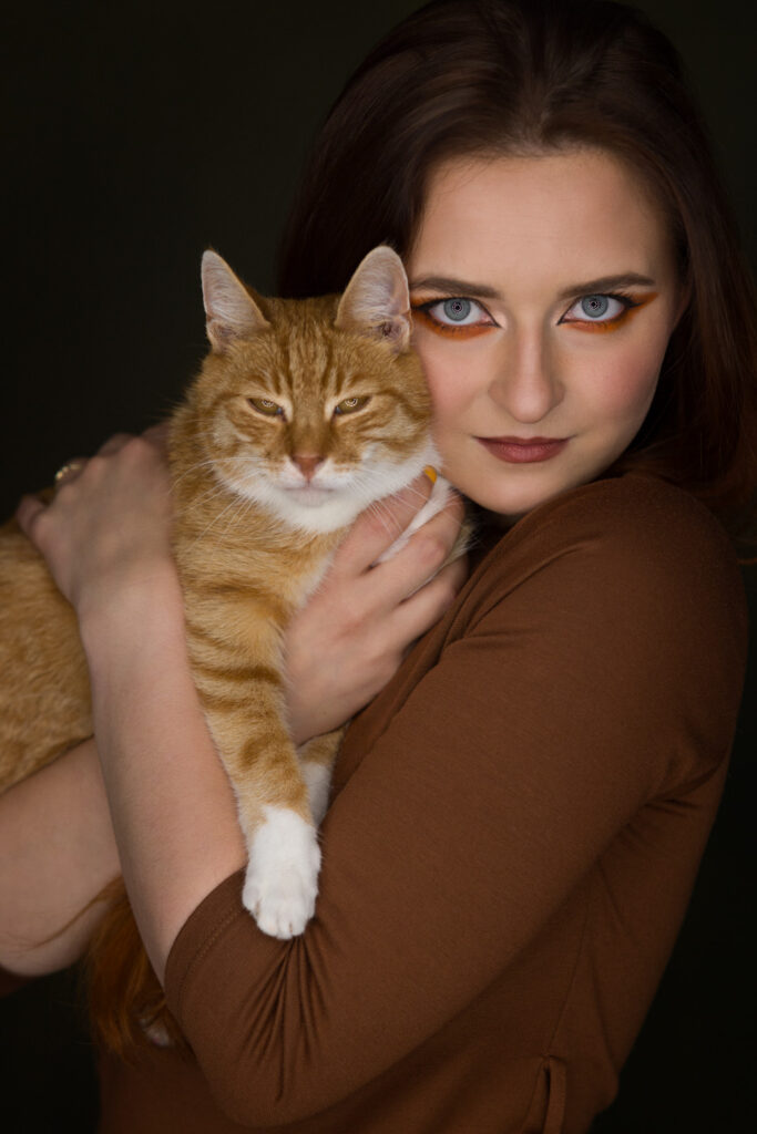 Dziewczyna z kotem podczas sesji fotograficznej w studio