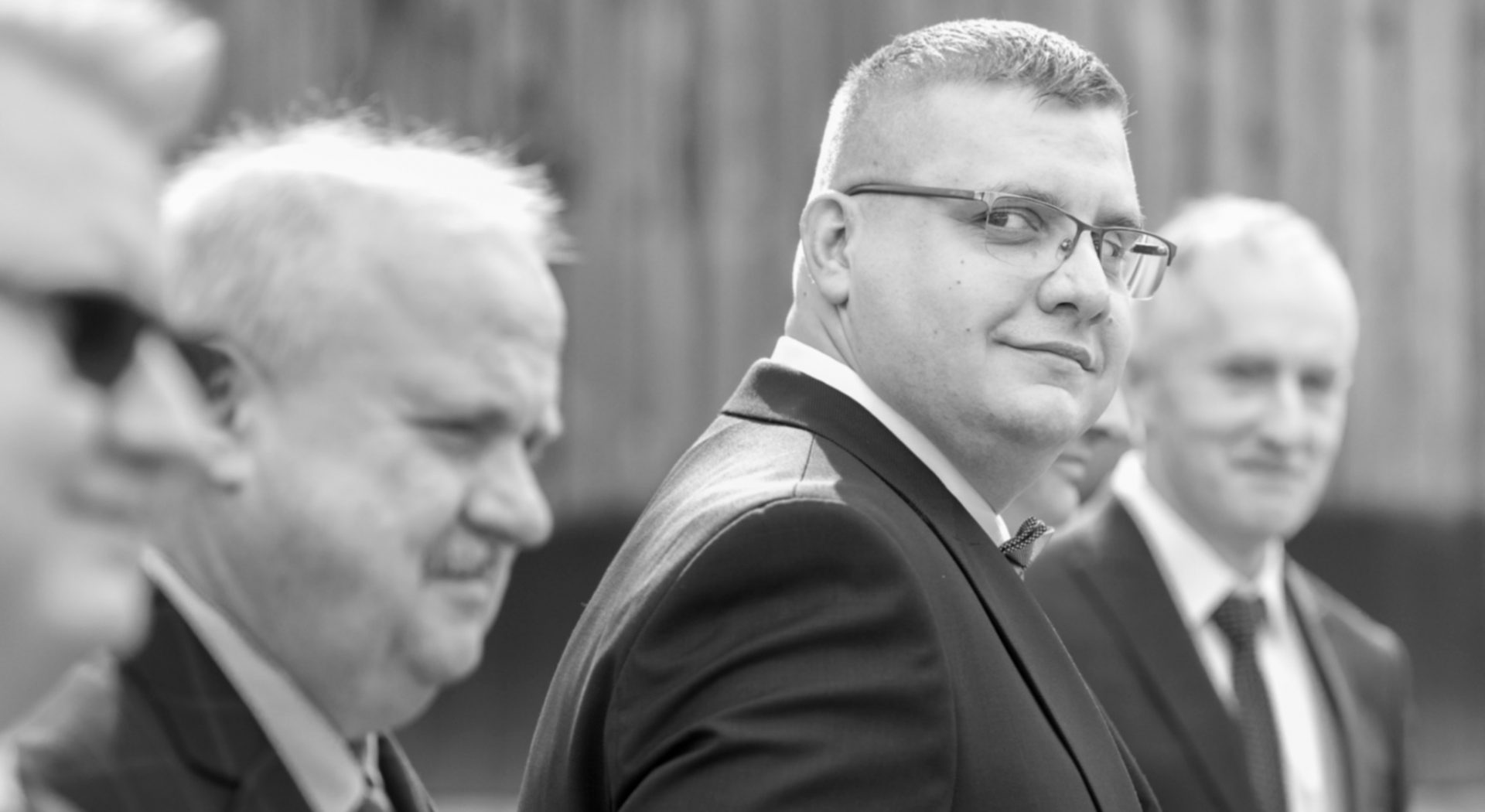 Pan młody podczas sesji przedślubnej